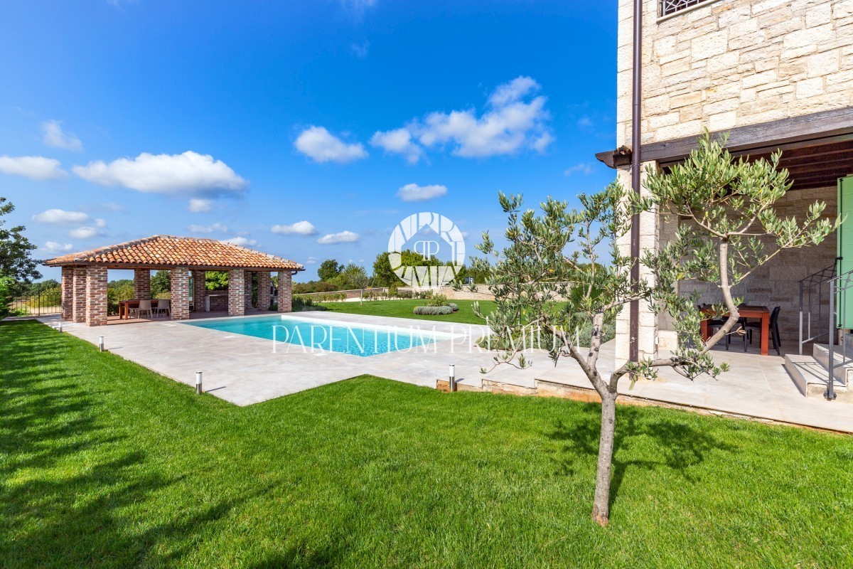 Una villa in pietra con piscina nel tradizionale stile istriano