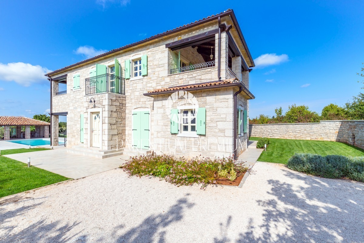Una villa in pietra con piscina nel tradizionale stile istriano