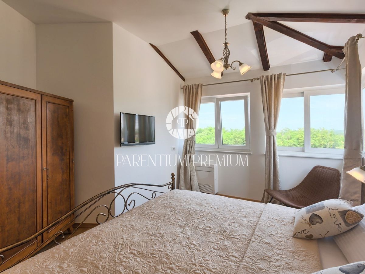 Una bella villa in pietra nelle immediate vicinanze di Parenzo