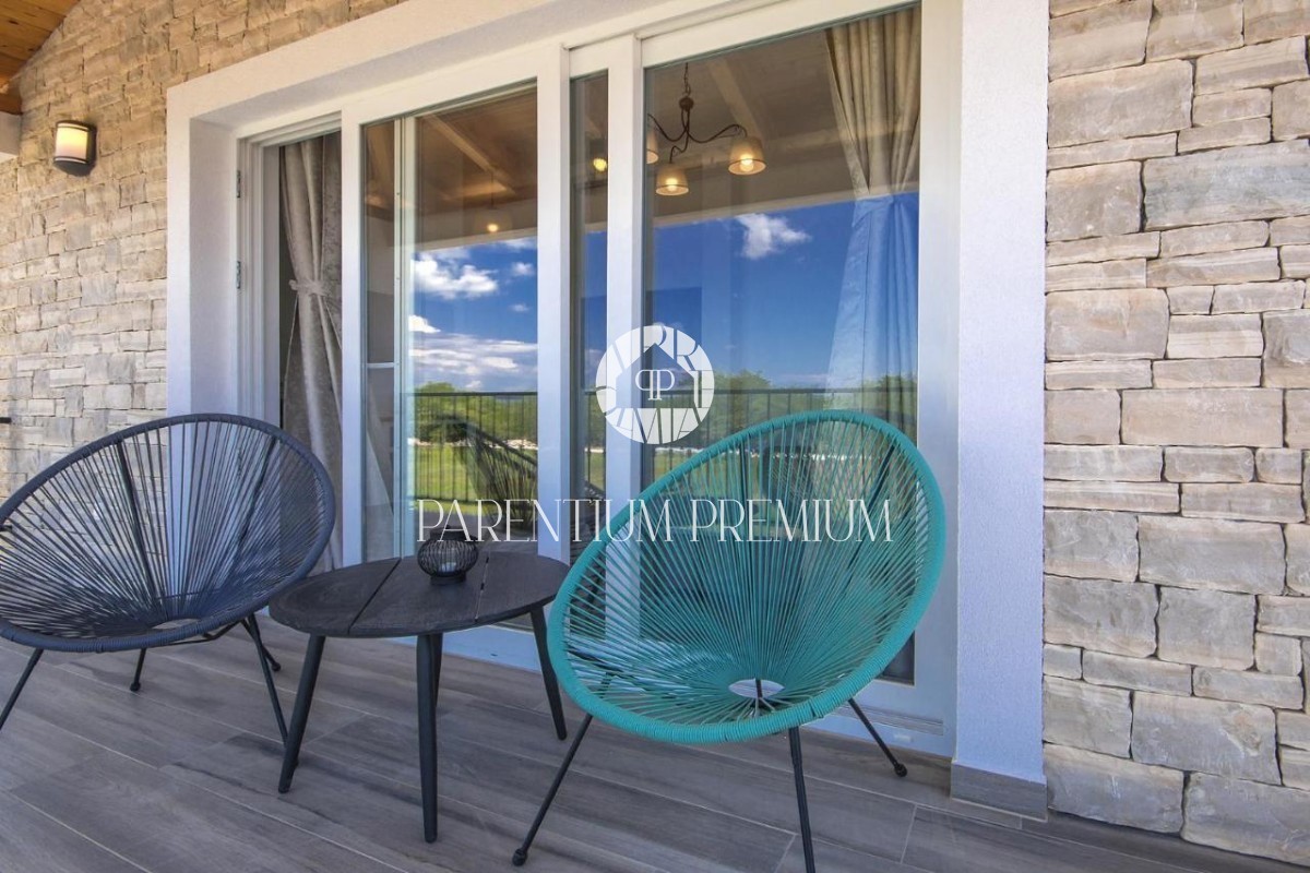 Una bella villa in pietra nelle immediate vicinanze di Parenzo