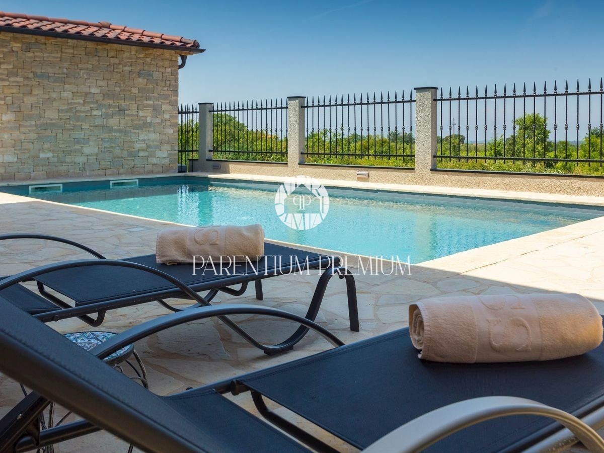 Una bella villa in pietra nelle immediate vicinanze di Parenzo