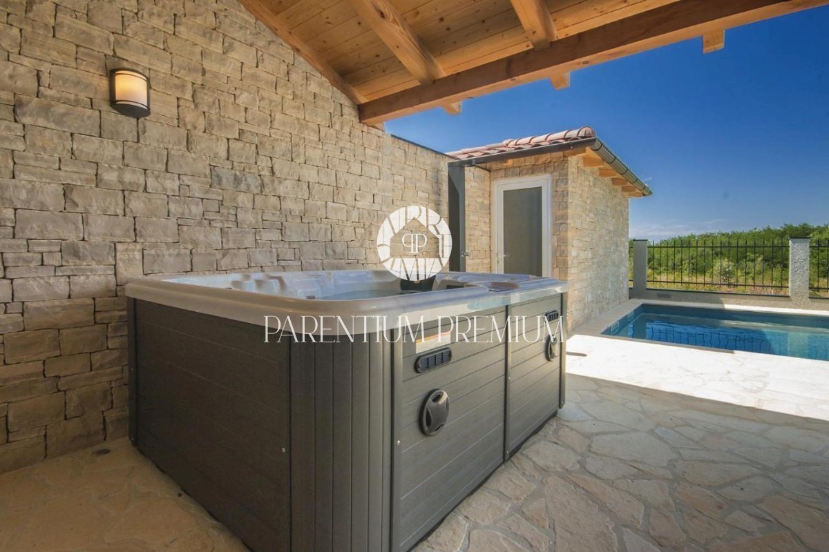 Una bella villa in pietra nelle immediate vicinanze di Parenzo