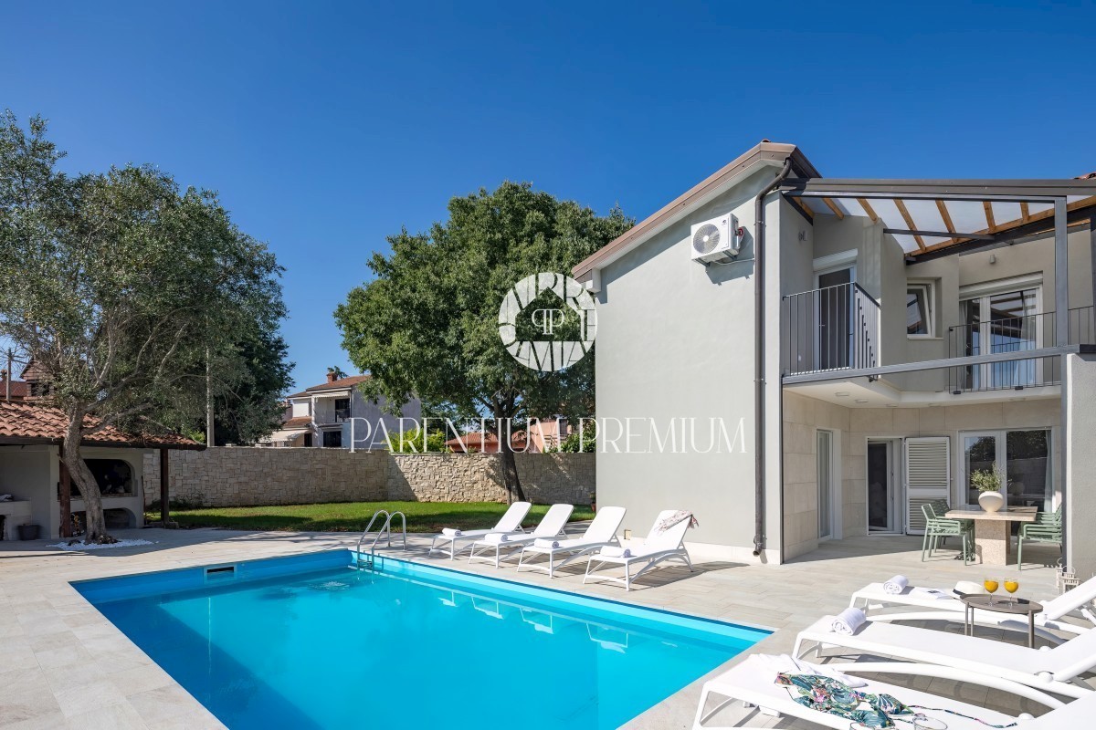 Perfezione di stile e comfort: Villa di lusso con piscina