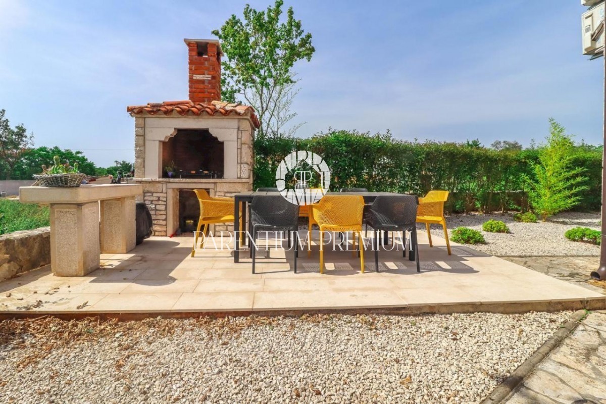 Una bellissima villa in pietra con piscina