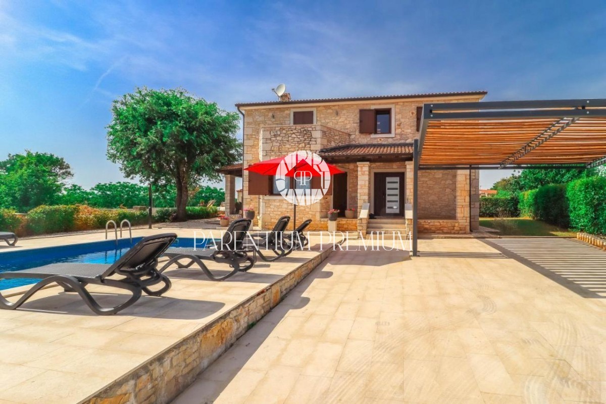 Una bellissima villa in pietra con piscina