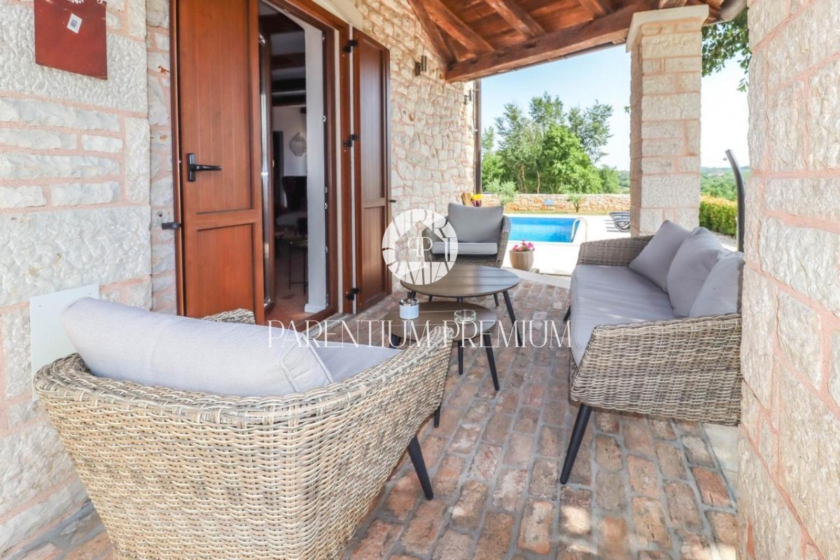 Una bellissima villa in pietra con piscina