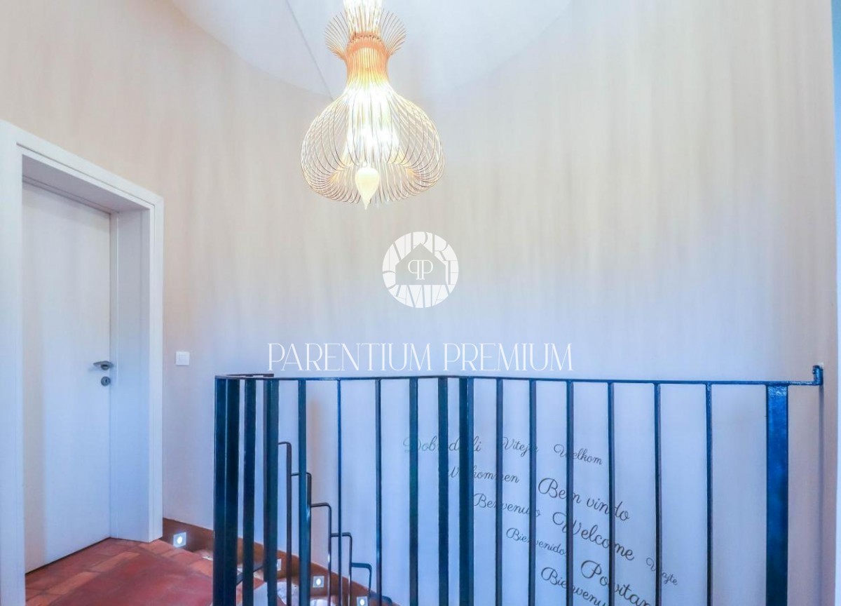 Una bellissima villa in pietra con piscina