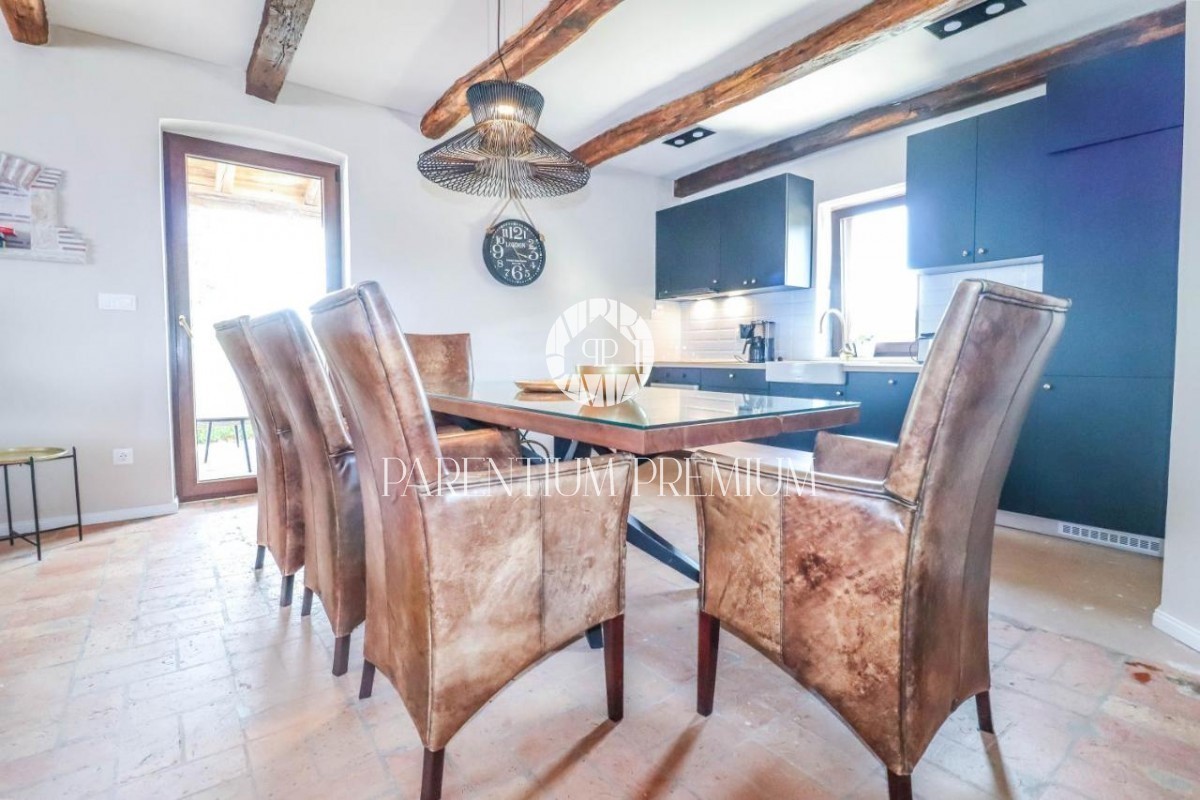 Una bellissima villa in pietra con piscina