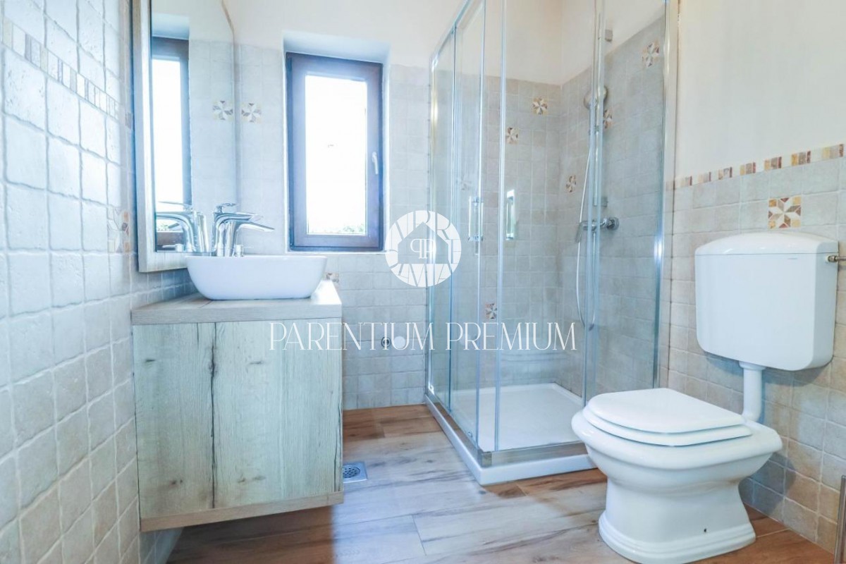 Una bellissima villa in pietra con piscina