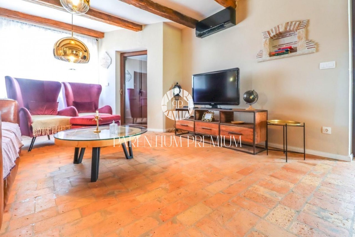 Una bellissima villa in pietra con piscina