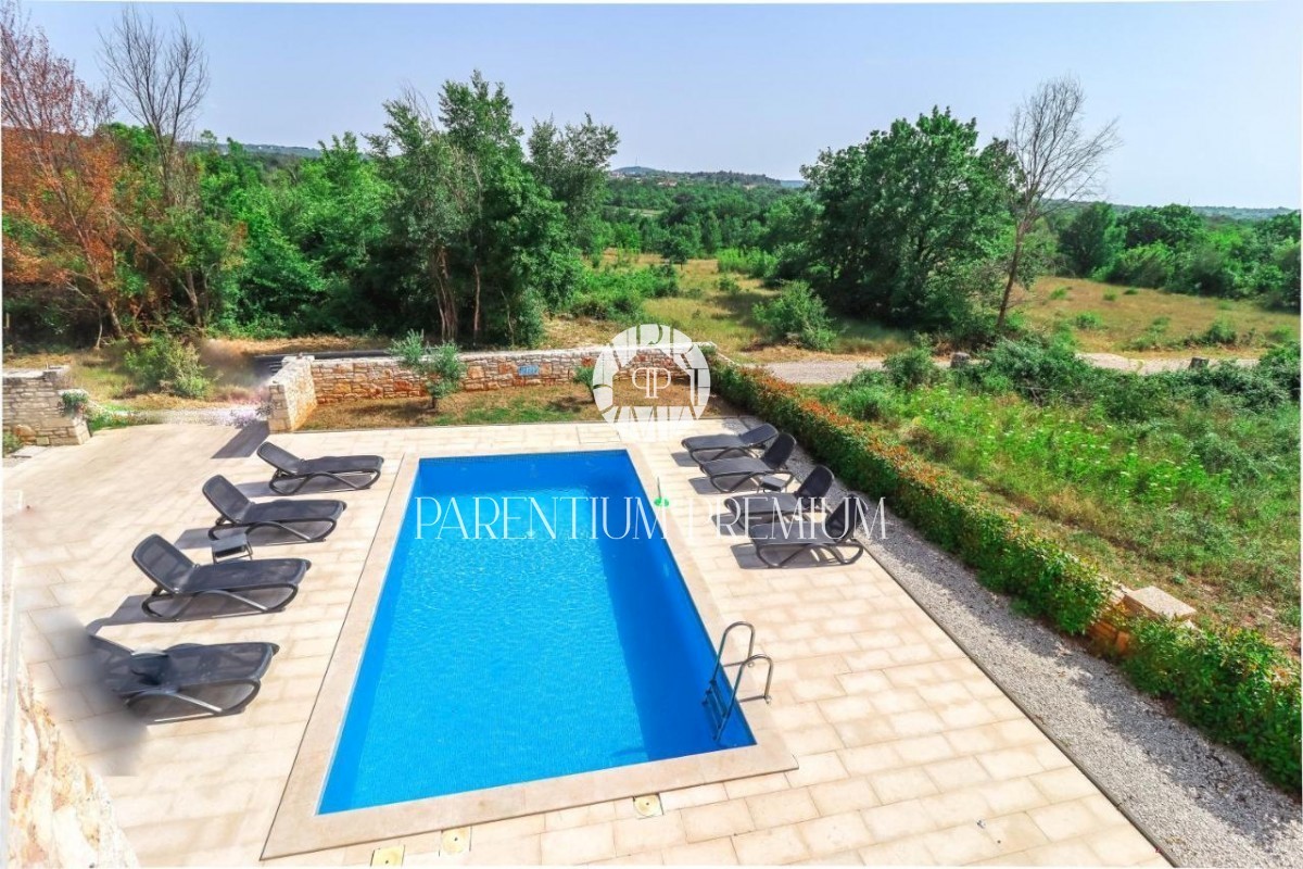 Una bellissima villa in pietra con piscina