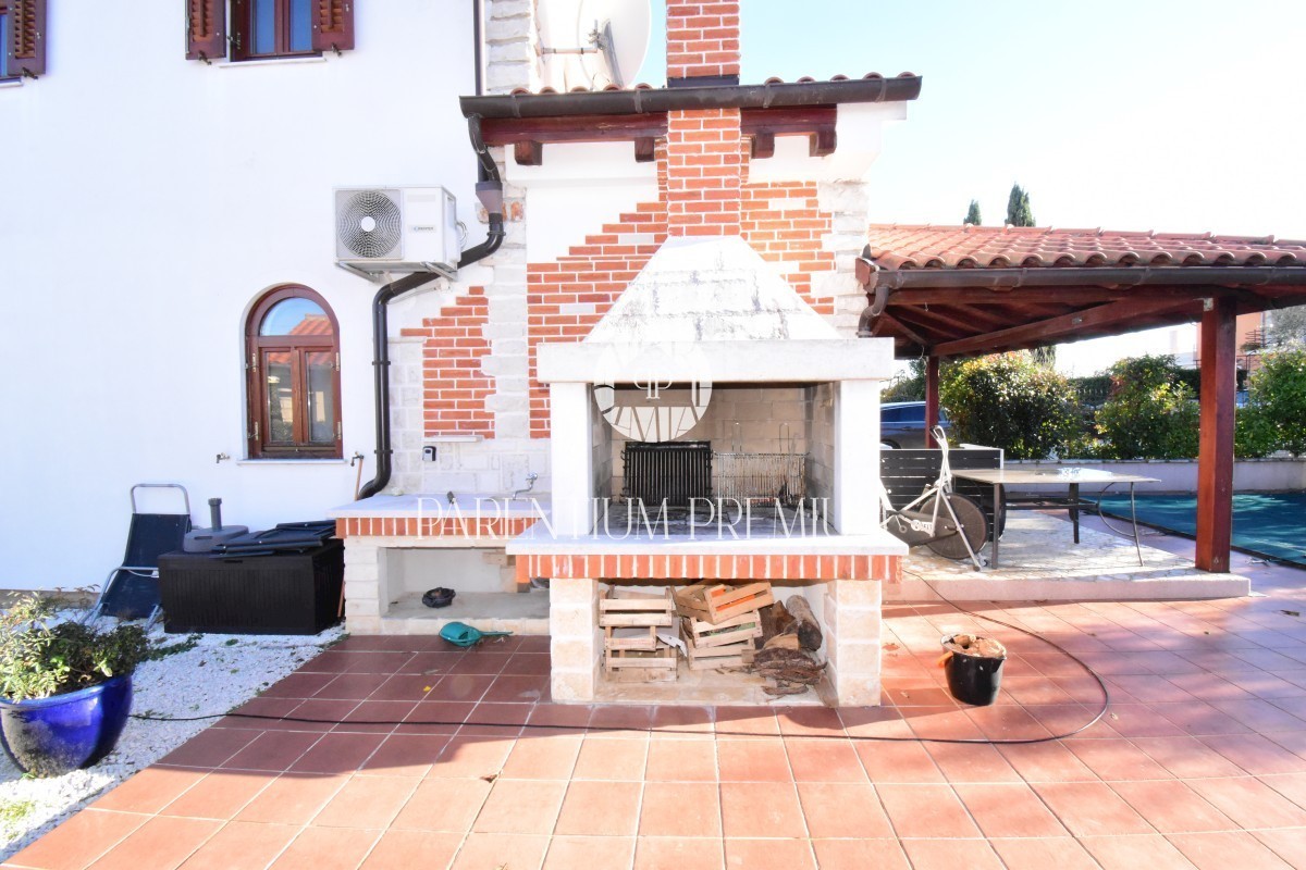 Una bella casa con piscina