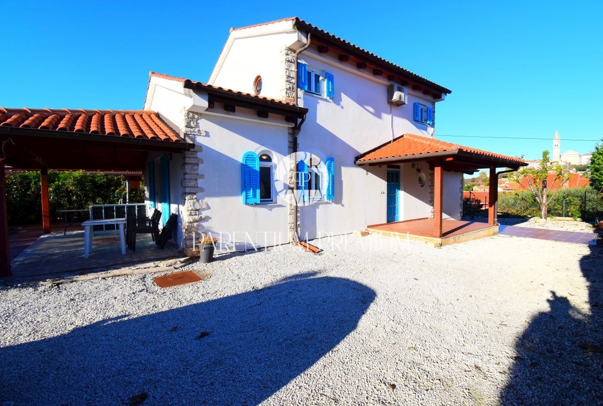 Una bella casa con piscina