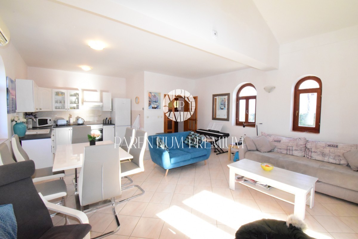 Una bella casa con piscina