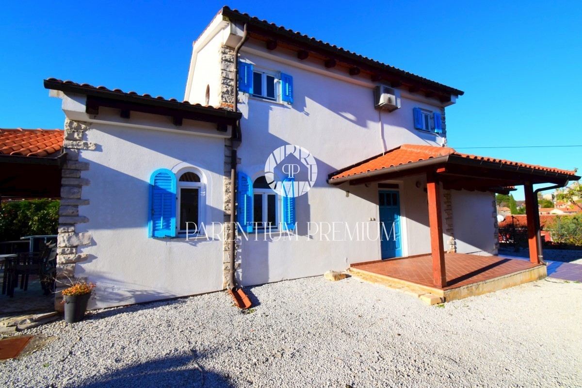 Una bella casa con piscina