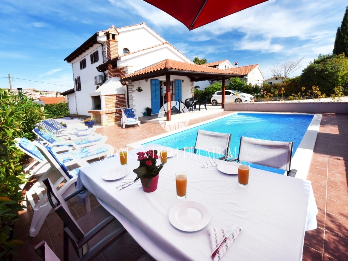 Una bella casa con piscina