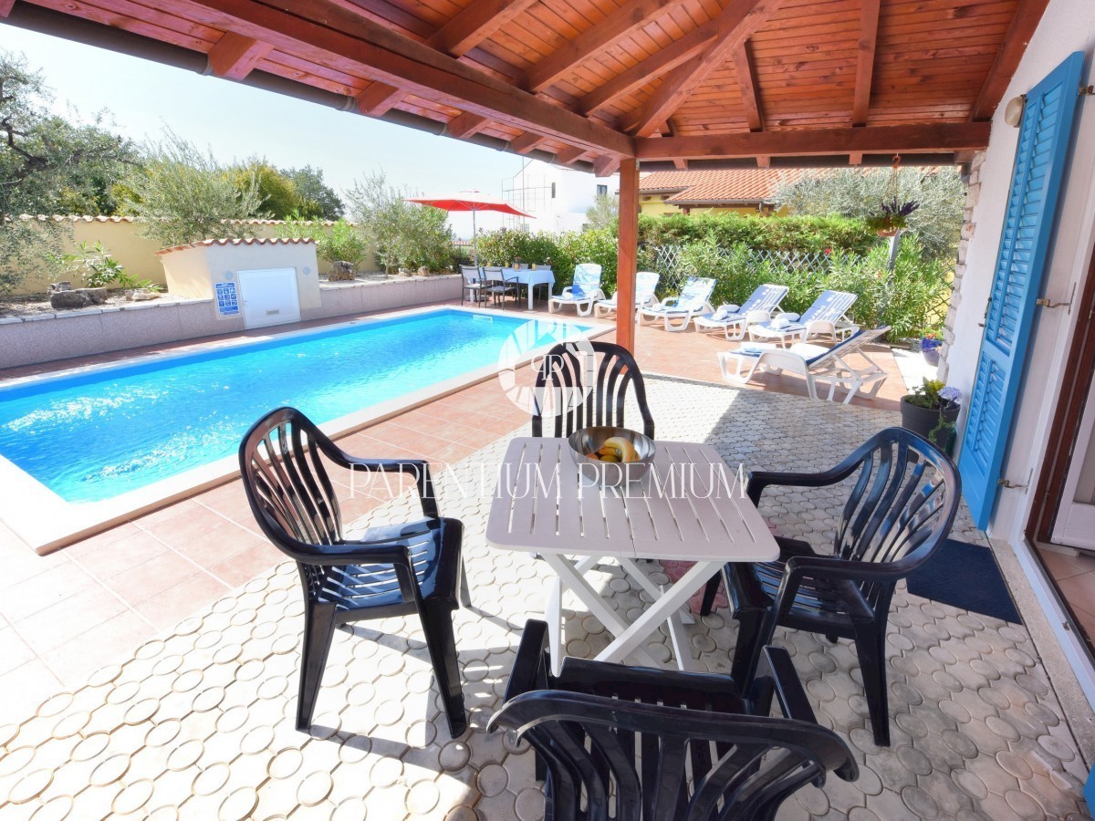 Una bella casa con piscina