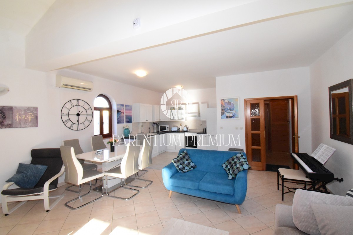 Una bella casa con piscina