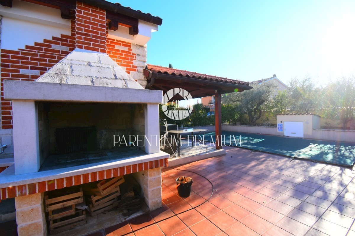 Una bella casa con piscina