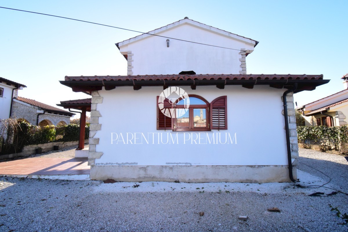 Una bella casa con piscina