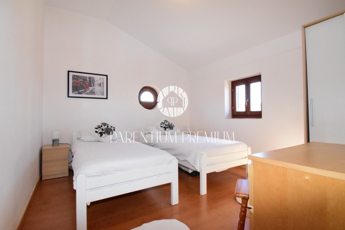 Una bella casa con piscina