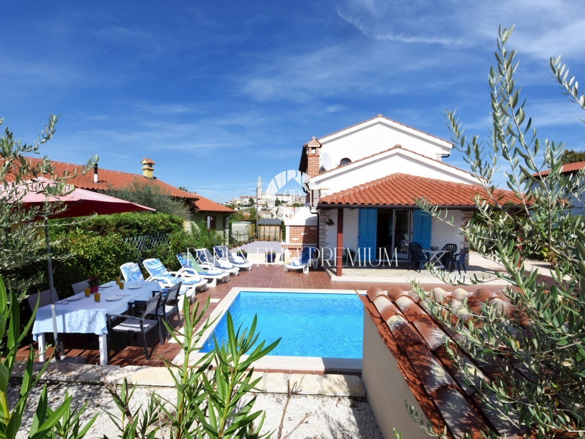 Una bella casa con piscina