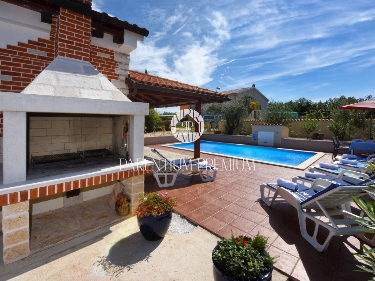 Una bella casa con piscina