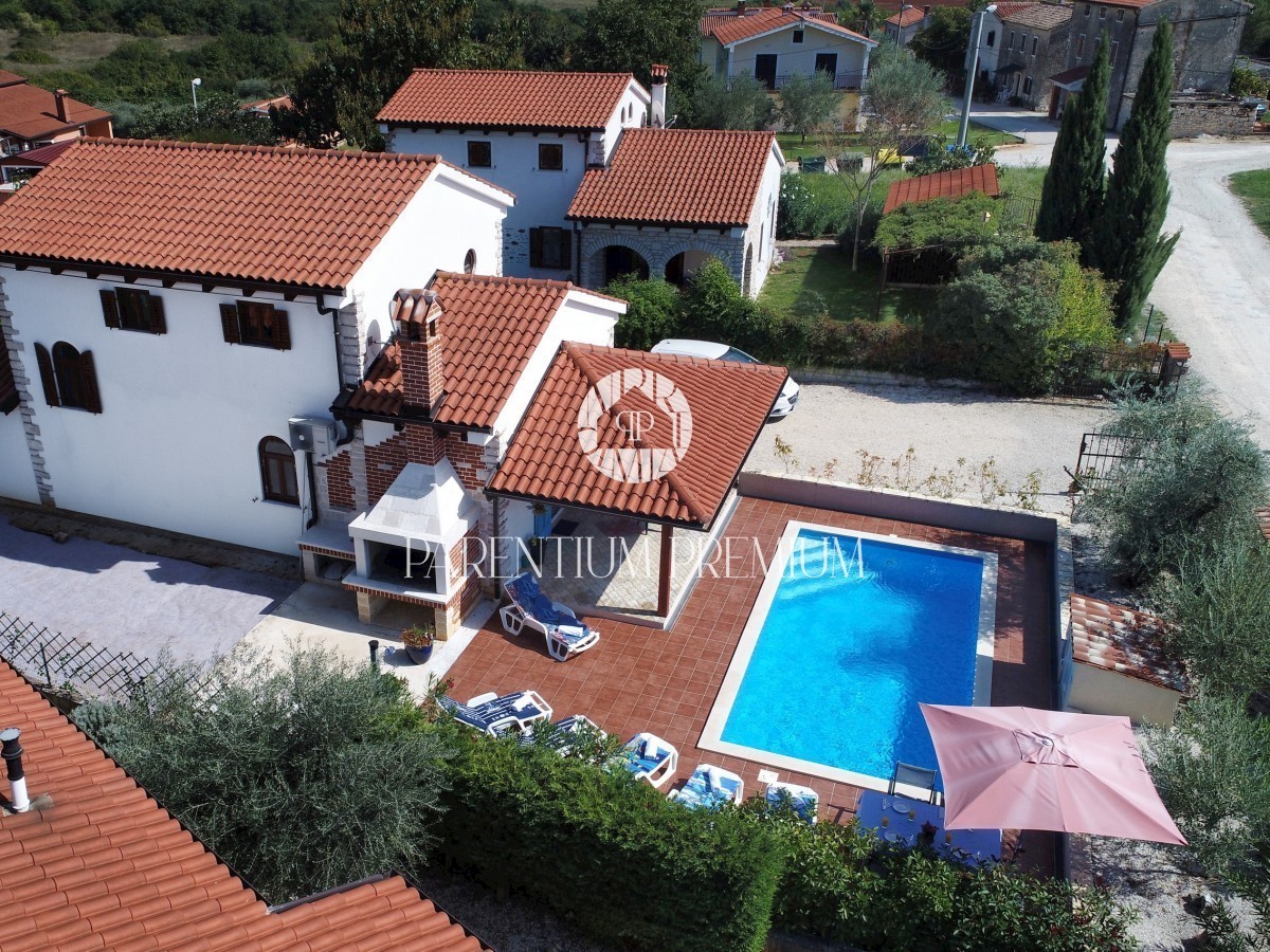 Una bella casa con piscina