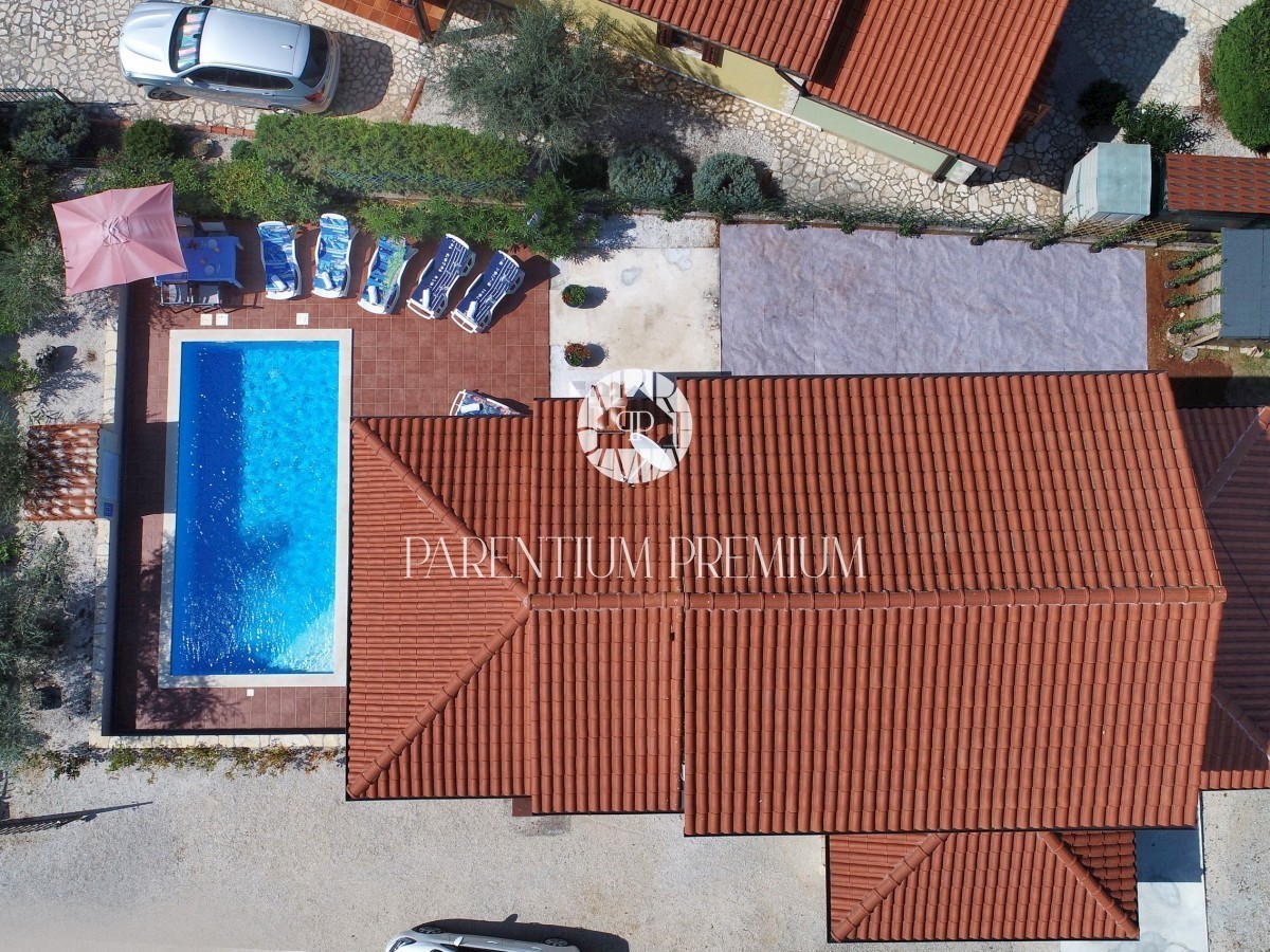 Una bella casa con piscina