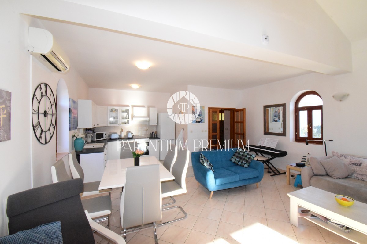 Una bella casa con piscina
