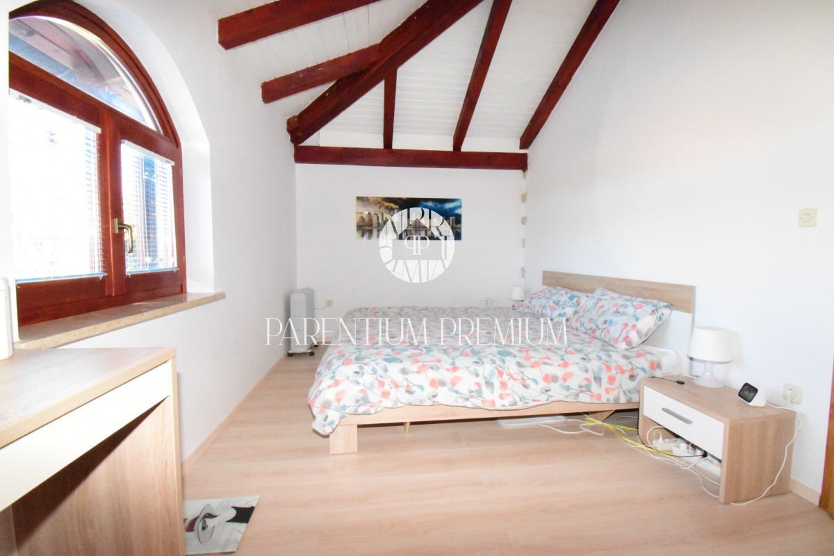 Una bella casa con piscina