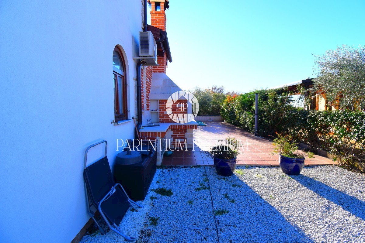 Una bella casa con piscina