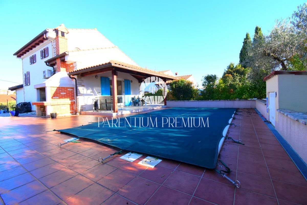 Una bella casa con piscina