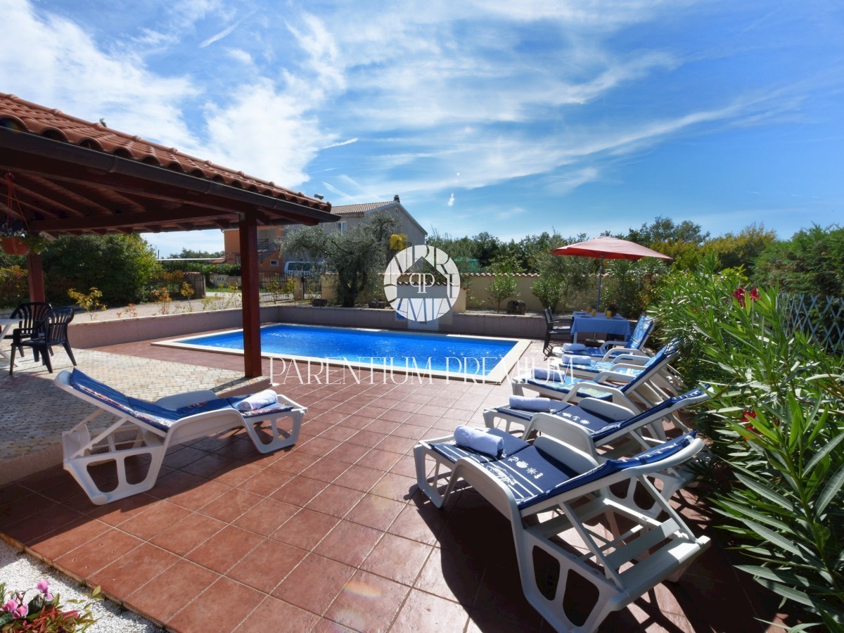 Una bella casa con piscina