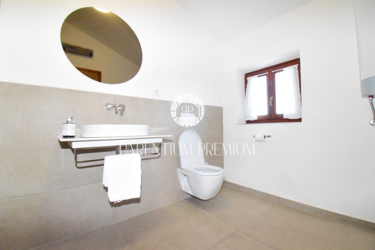 Una bella casa con piscina
