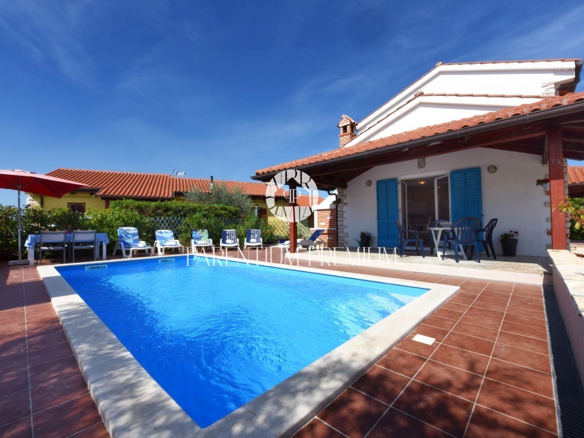 Una bella casa con piscina