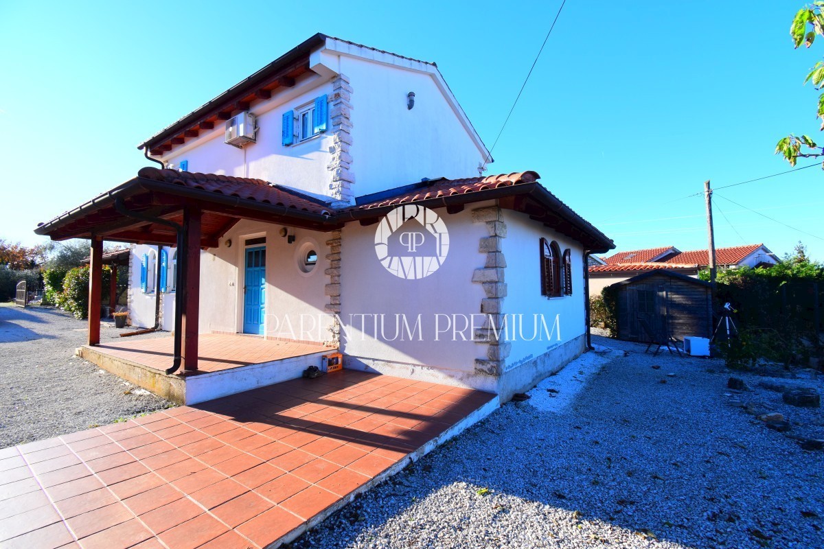 Una bella casa con piscina