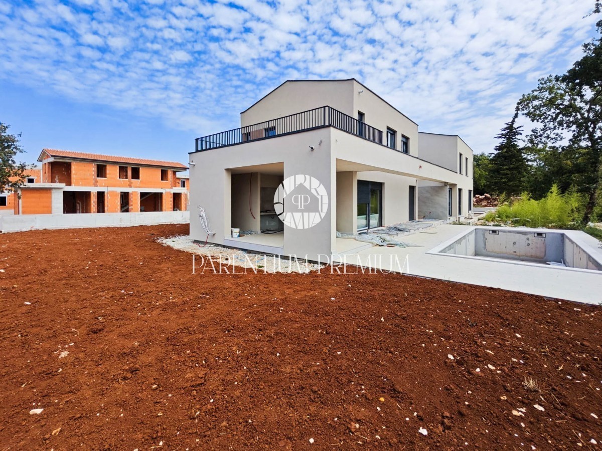 Una moderna casa a basso consumo energetico con piscina attrezzata con mobili di design