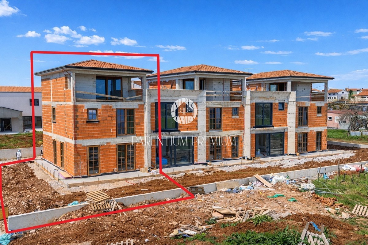 Casa a schiera angolare in stile mediterraneo con giardino – posizione tranquilla, a 2 km dal mare e dal centro di Parenzo