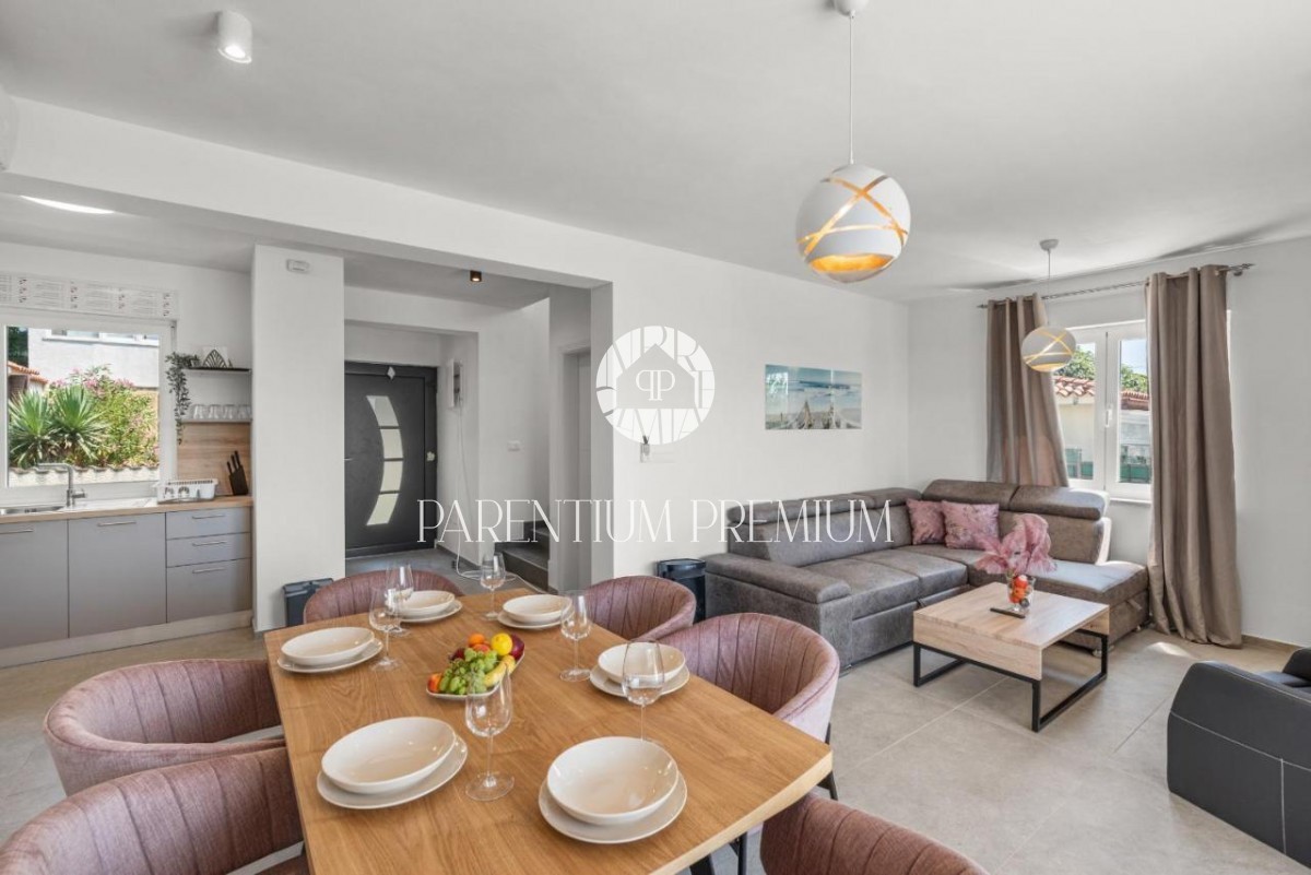 Villa completamente attrezzata con piscina e vista mare vicino a Parenzo e alla spiaggia