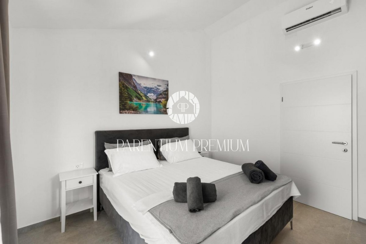 Villa completamente attrezzata con piscina e vista mare vicino a Parenzo e alla spiaggia