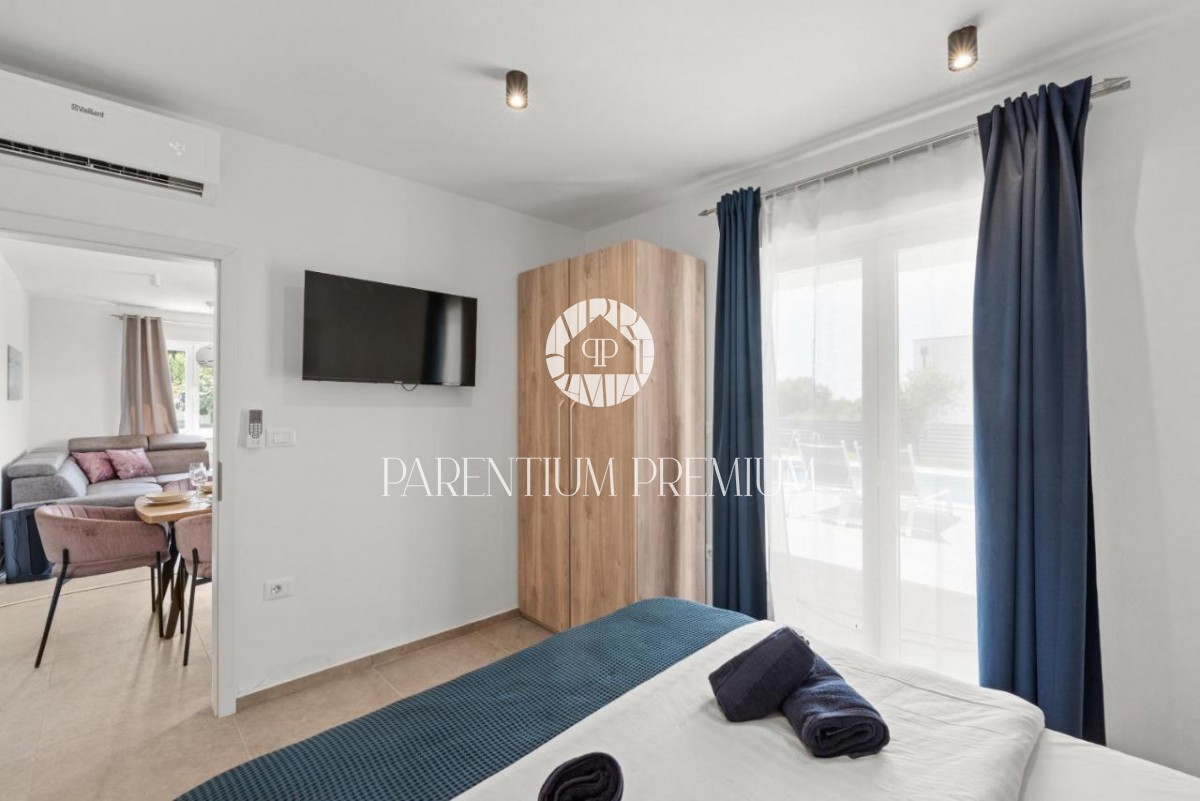Villa completamente attrezzata con piscina e vista mare vicino a Parenzo e alla spiaggia