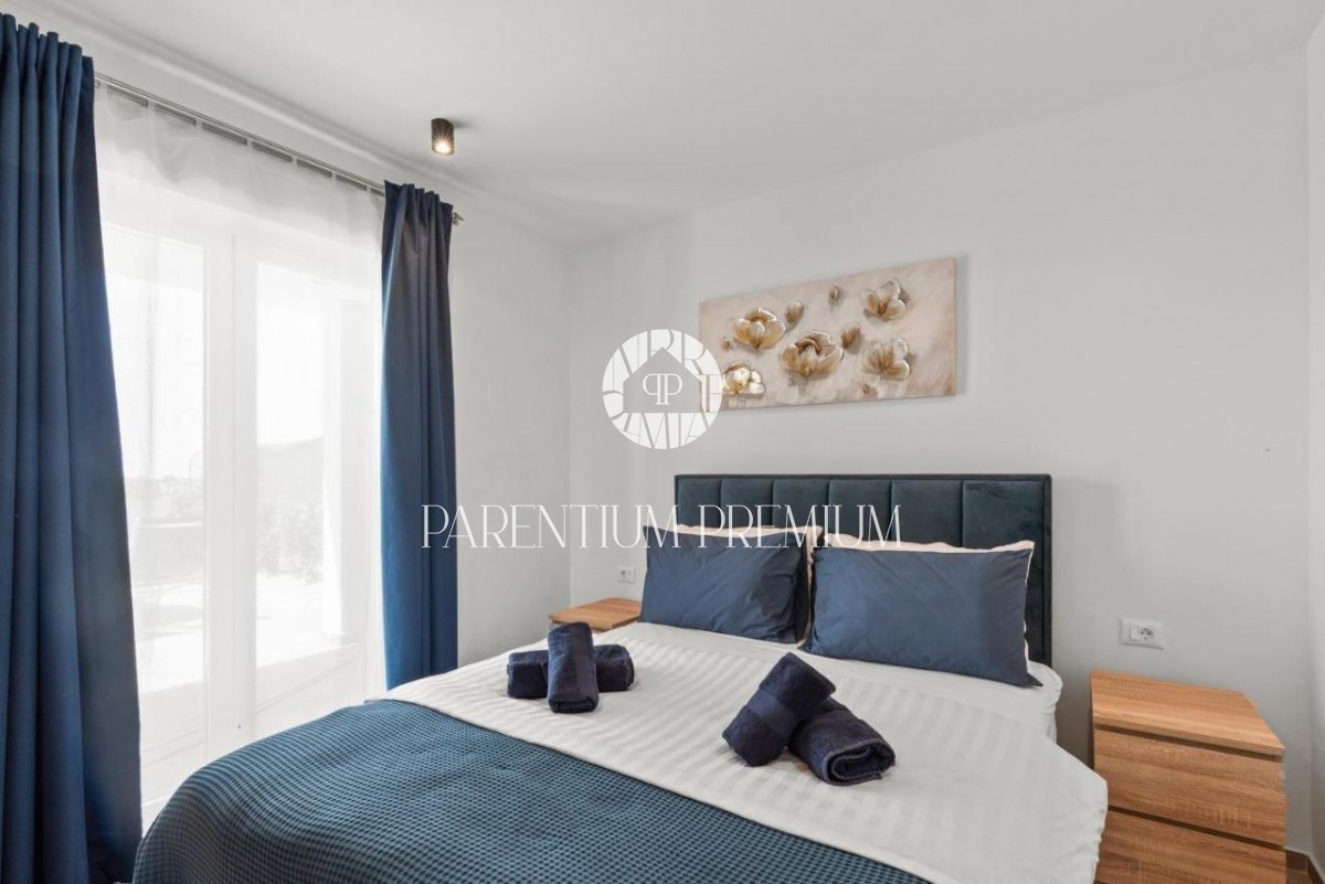 Villa completamente attrezzata con piscina e vista mare vicino a Parenzo e alla spiaggia