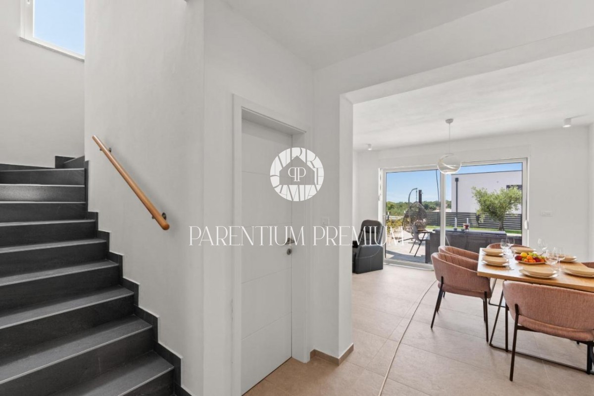 Villa completamente attrezzata con piscina e vista mare vicino a Parenzo e alla spiaggia