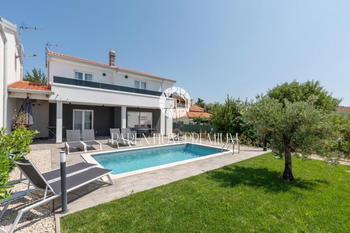 Villa completamente attrezzata con piscina e vista mare vicino a Parenzo e alla spiaggia