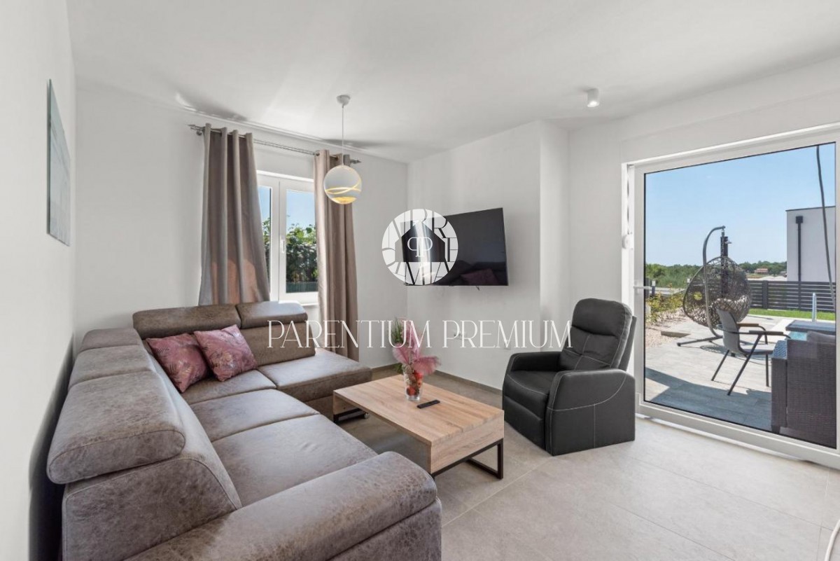Villa completamente attrezzata con piscina e vista mare vicino a Parenzo e alla spiaggia