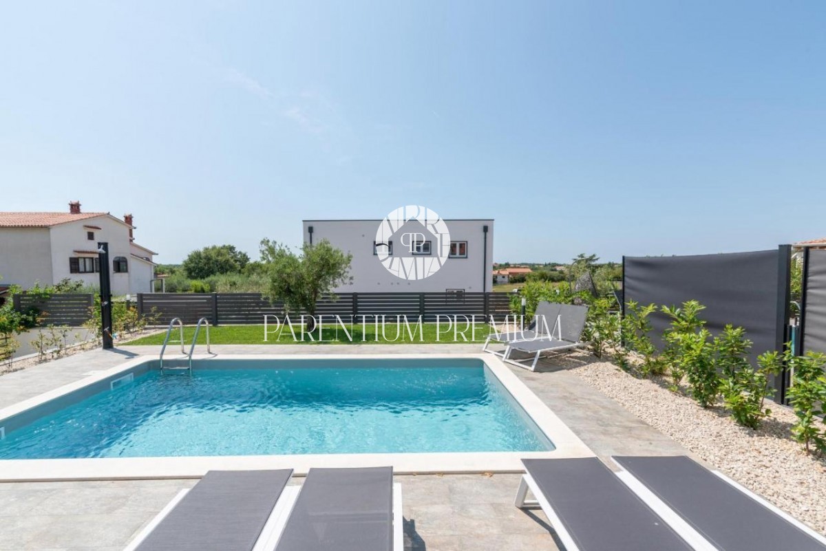 Villa completamente attrezzata con piscina e vista mare vicino a Parenzo e alla spiaggia