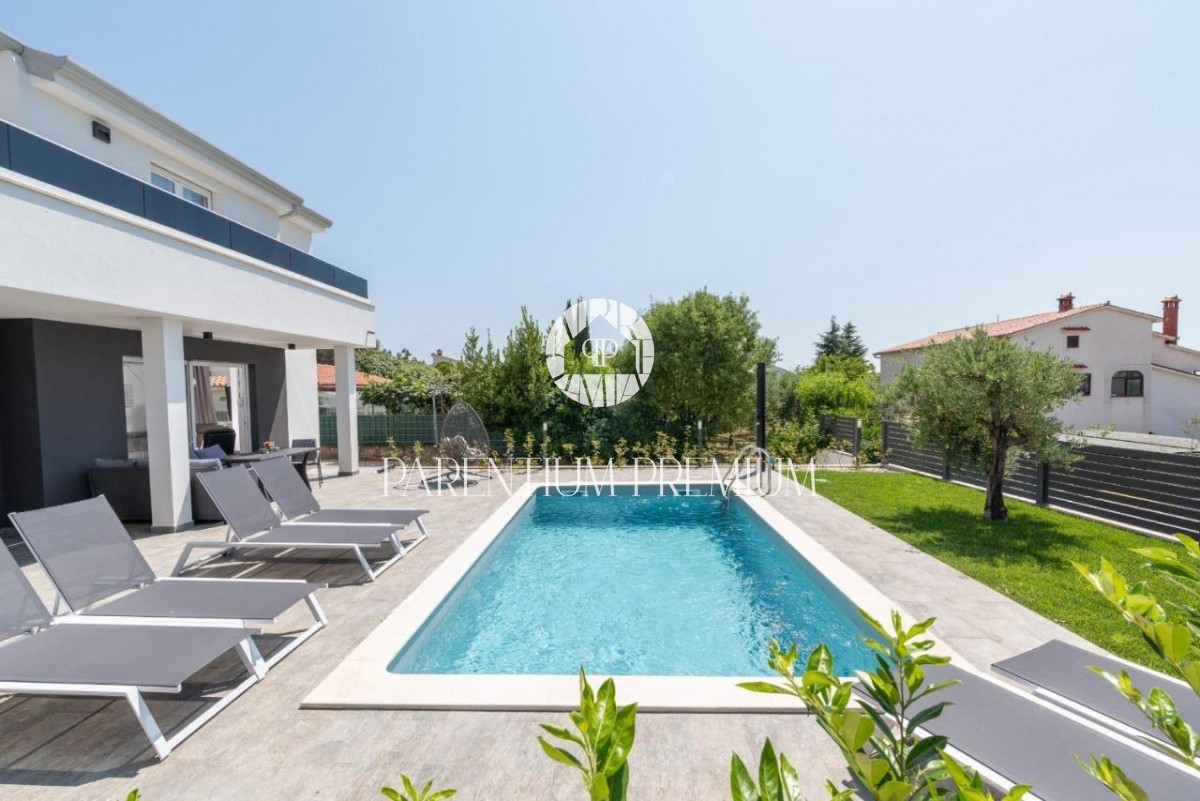Villa completamente attrezzata con piscina e vista mare vicino a Parenzo e alla spiaggia