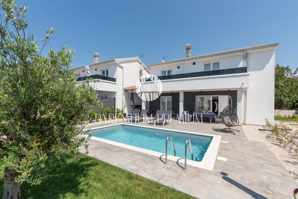 Villa completamente attrezzata con piscina e vista mare vicino a Parenzo e alla spiaggia