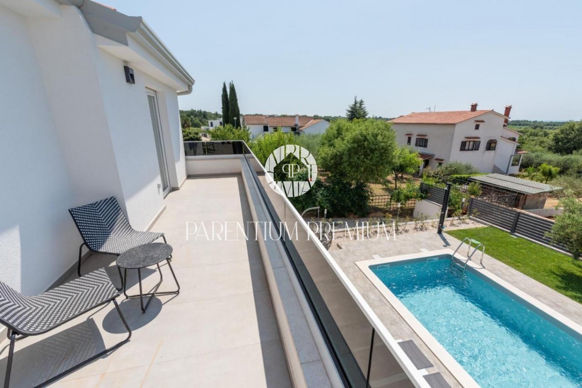 Villa completamente attrezzata con piscina e vista mare vicino a Parenzo e alla spiaggia